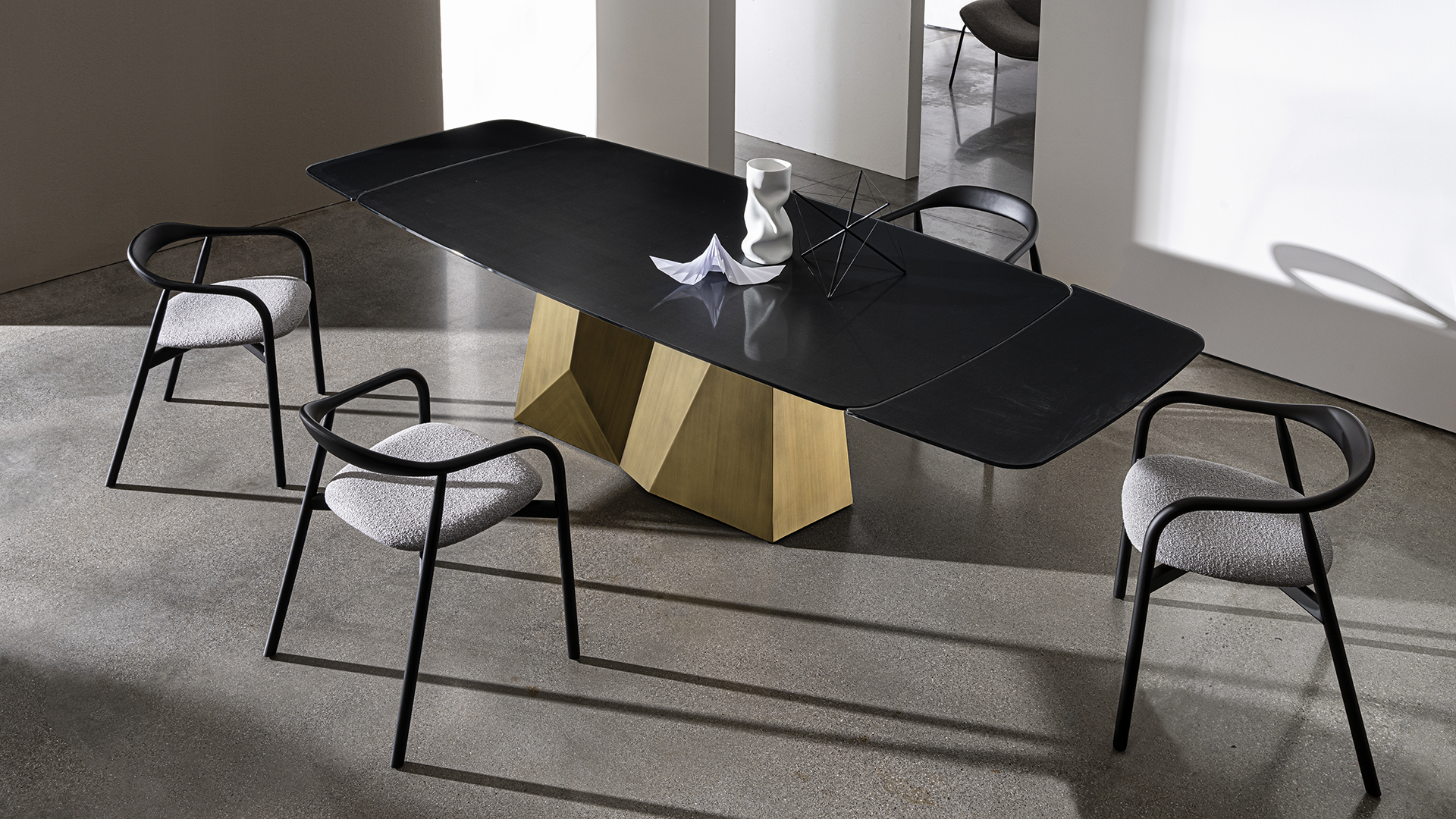 Tavolo estensibile contemporaneo con base in metallo verniciato brunito. Piano in Net Glass nero allungabile.